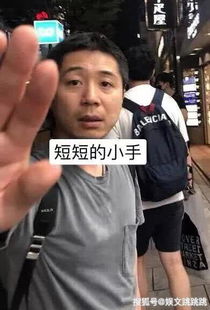 路人偶遇李现的反应_网友巴黎偶遇李现：一身黑装与路人无异，被拍后抿嘴微笑尴尬跑路